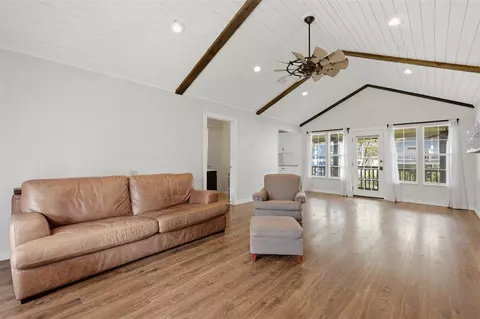221 Oak Rd, Clear Lake Shores, TX 77565