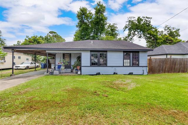 137 Shady Ln, West Columbia, TX 77486