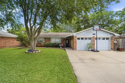 814 Kimmons Dr, Alvin, TX 77511