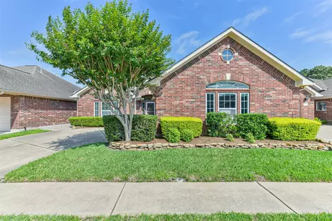 314 Parkwood Village Dr, Friendswood, TX 77546