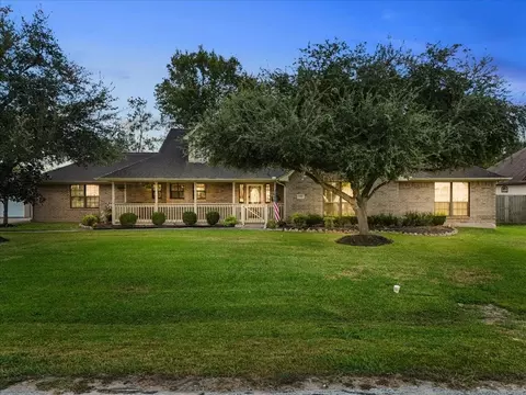 105 Canal Dr, Friendswood, TX 77546