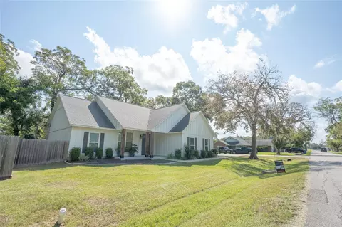 502 Tall Timber Dr, West Columbia, TX 77486