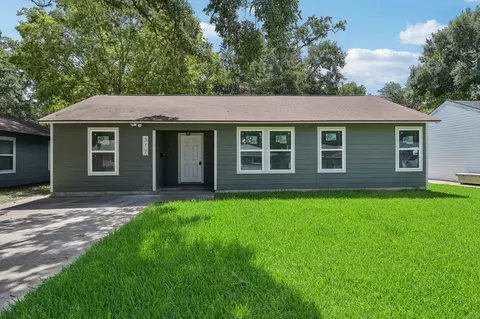 317 Redwood St, Lake Jackson, TX 77566
