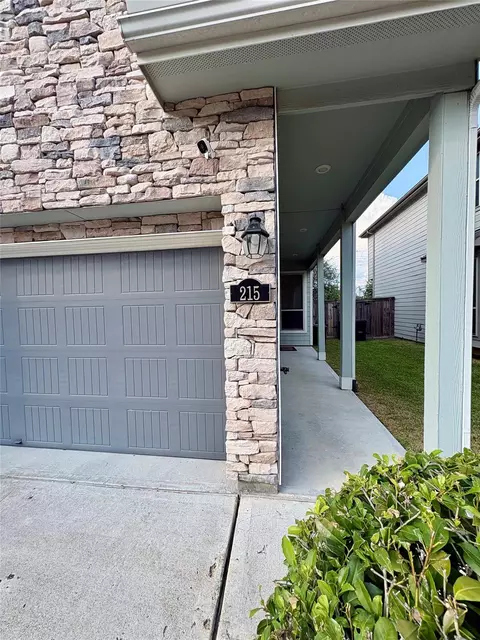 215 Club Crest Ln, Houston, TX 77009