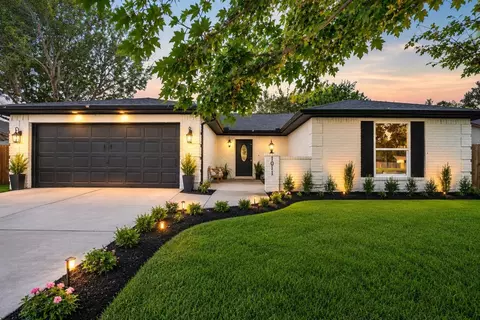 1011 Kensington Dr, Pearland, TX 77584