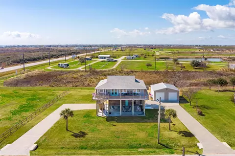 1009 N Monkhouse Dr, Crystal Beach, TX 77650