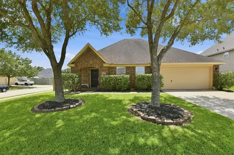 2002 Water Oak Dr, Pearland, TX 77581