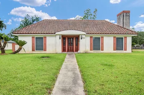 327 Live Oak Ln, Lake Jackson, TX 77566