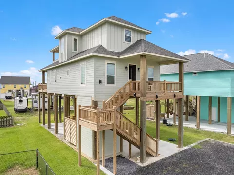 1998 Royalville Ct, Crystal Beach, TX 77650