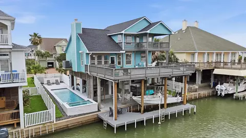 918 Short Reach Dr, Tiki Island, TX 77554