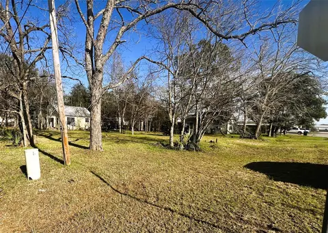 210 Shropshire St, El Campo, TX 77437
