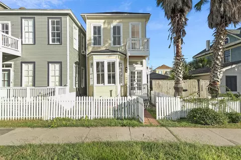 1607 Market St, Galveston, TX 77550