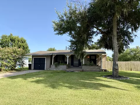 52 Periwinkle Ct, Lake Jackson, TX 77566