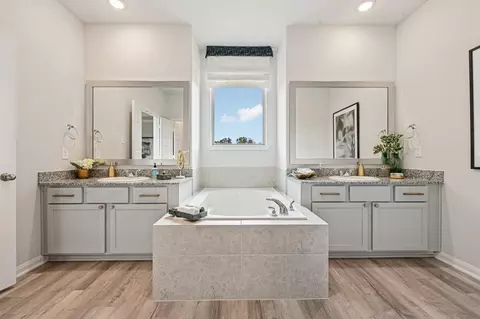 Bath - 13621 Armstrong St, Conroe, TX 77303 photo 2 of 3
