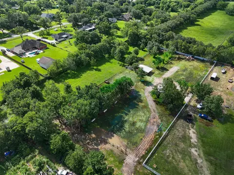 6525 Lesiker Rd, Brookside, TX 77581