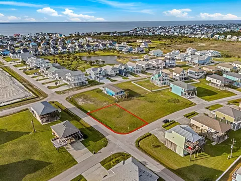 22910 Camino St, Galveston, TX 77554
