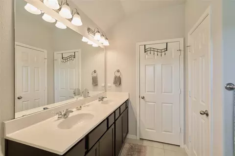 Bath - 2020 Cedar Tree Ct, Conroe, TX 77301 photo 2 of 4