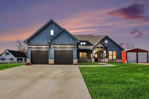 Exterior - 444 Mill Rd, Angleton, TX 77515 photo 2 of 4