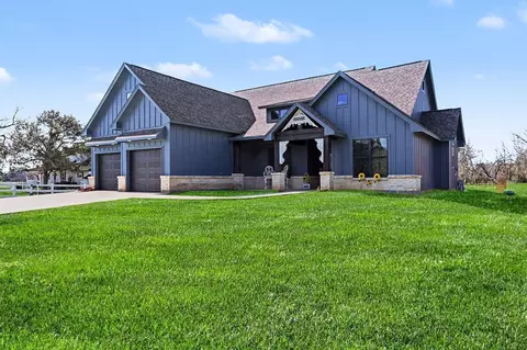 444 Mill Rd, Angleton, TX 77515