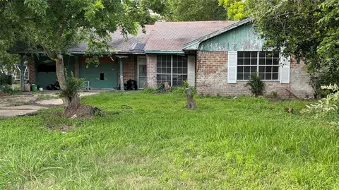 117 Sylvan St, La Porte, TX 77571