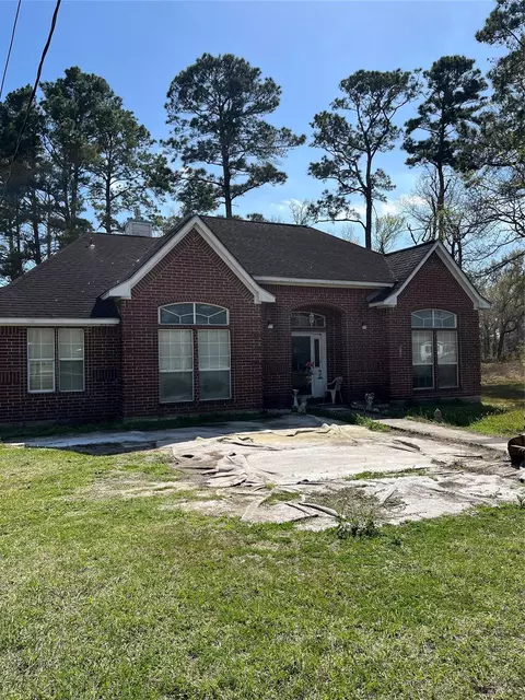320 Commerce Ln, Highlands, TX 77562