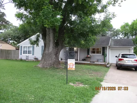 112 Chinaberry St, Lake Jackson, TX 77566