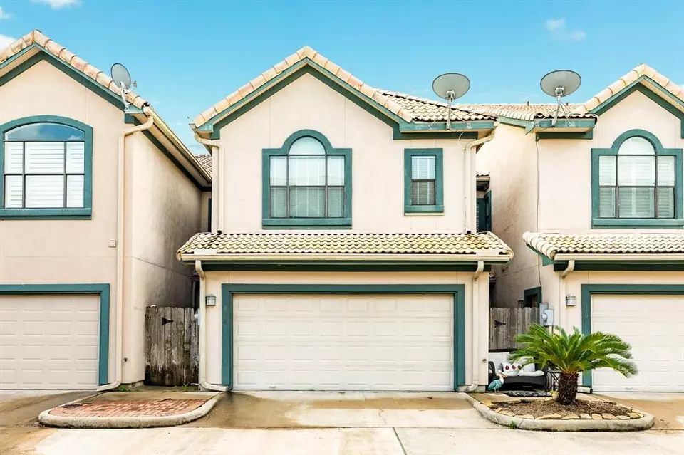 Exterior - 458 Mariners Dr, Kemah, TX 77565 photo 3 of 4