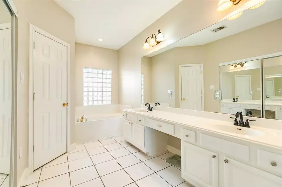 Bath - 458 Mariners Dr, Kemah, TX 77565 photo 2 of 3