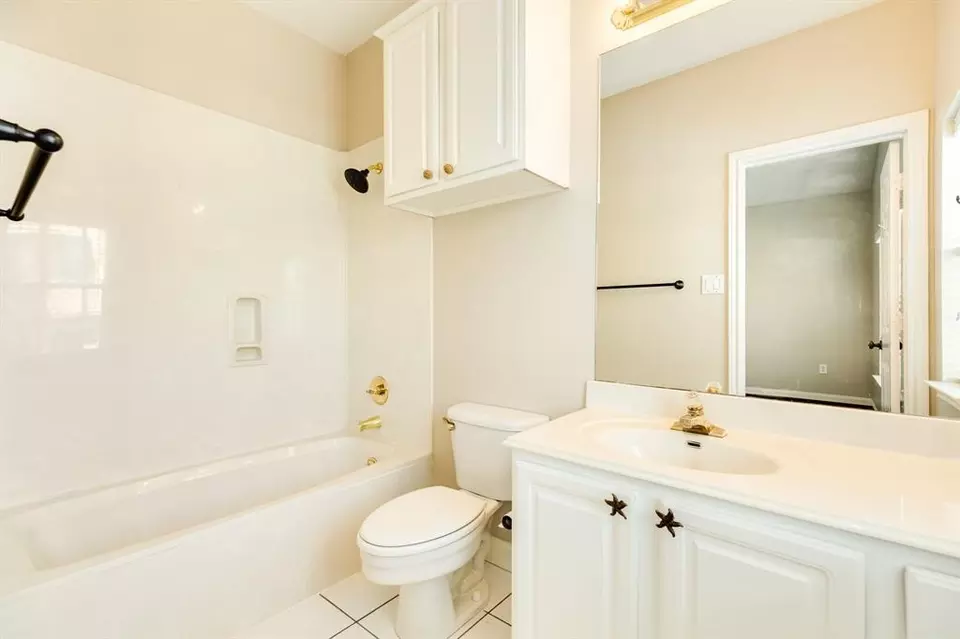Bath - 458 Mariners Dr, Kemah, TX 77565 photo 3 of 3
