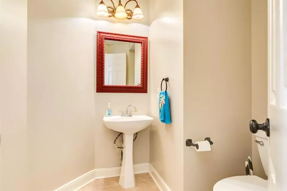 Bath - 458 Mariners Dr, Kemah, TX 77565 photo 1 of 3