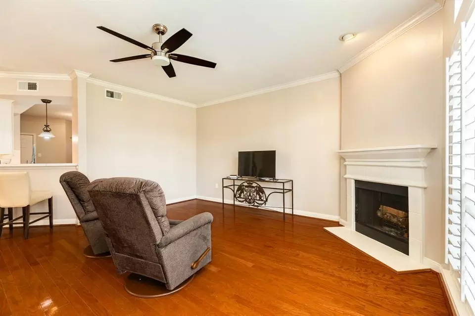 Living - 458 Mariners Dr, Kemah, TX 77565 photo 2 of 6