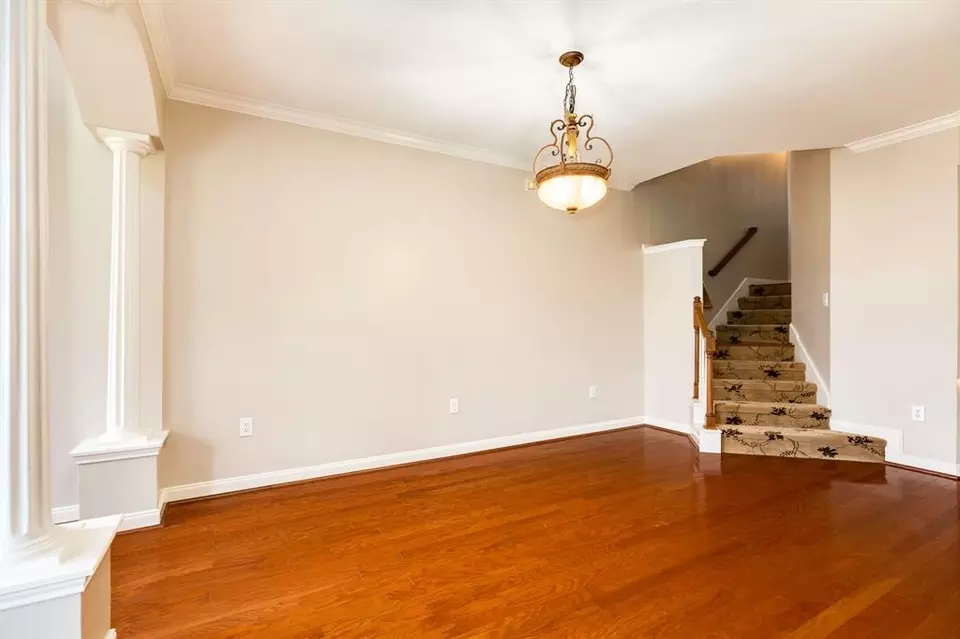 Living - 458 Mariners Dr, Kemah, TX 77565 photo 5 of 6