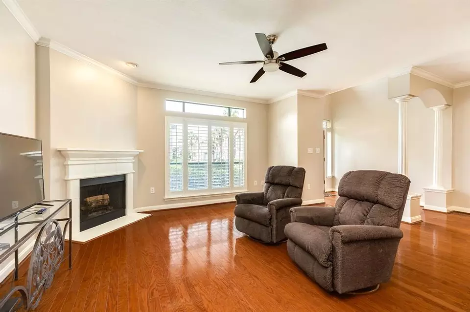 Living - 458 Mariners Dr, Kemah, TX 77565 photo 3 of 6