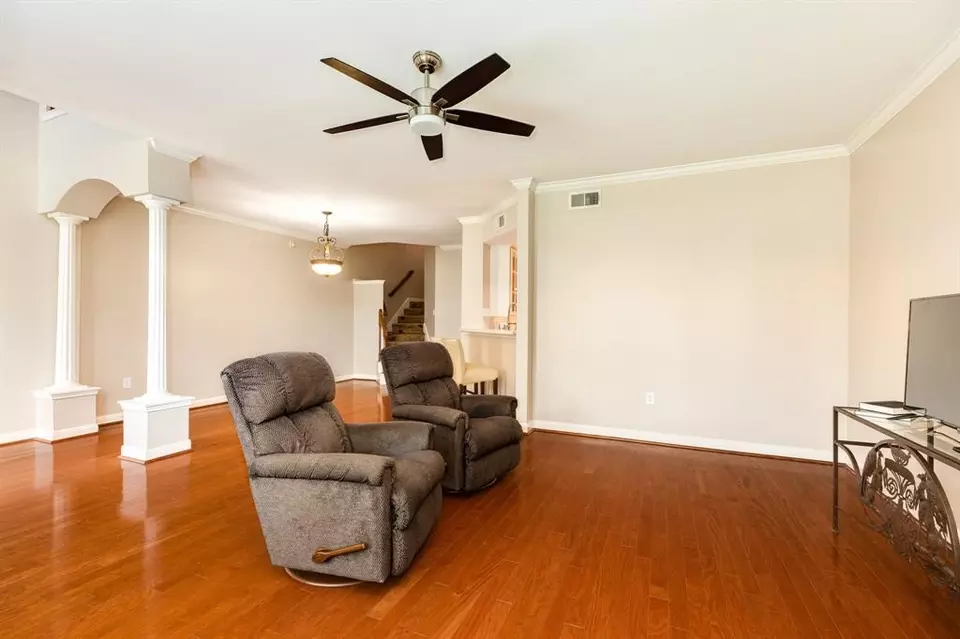 Living - 458 Mariners Dr, Kemah, TX 77565 photo 4 of 6