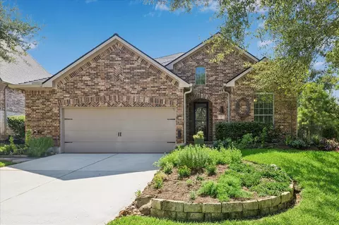 2 Woodmoor Pl, Magnolia, TX 77354
