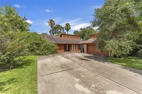 271 Amber Ln, League City, TX 77573