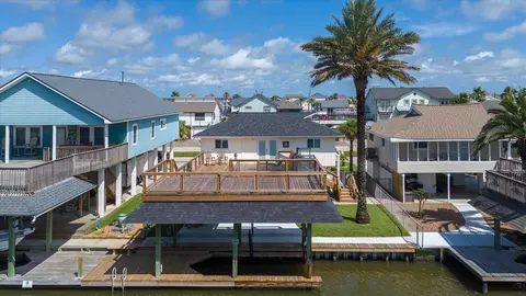 273 Barracuda St, Bayou Vista, TX 77563