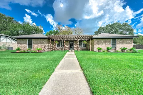 63 E County Road 136, Alvin, TX 77511