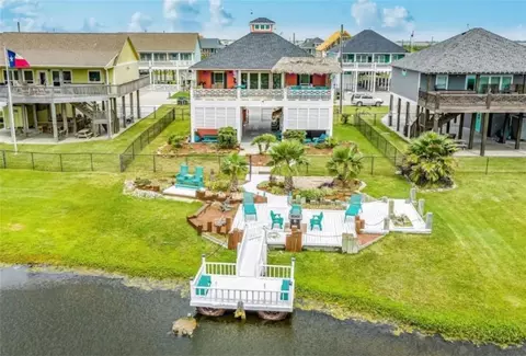 2296 E Crab St, Crystal Beach, TX 77650