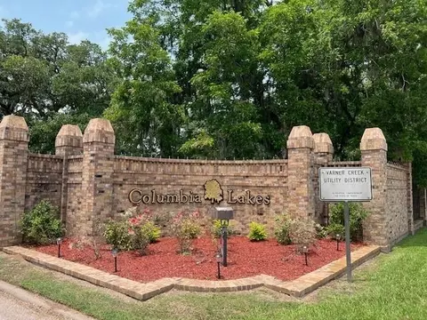 209 Montclaire Dr, West Columbia, TX 77486