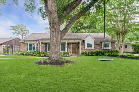10146 Hanka Dr, Houston, TX 77043