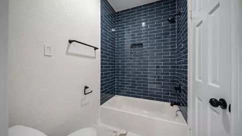 Bath - 18 Windsor Dr, Conroe, TX 77304 photo 5 of 5