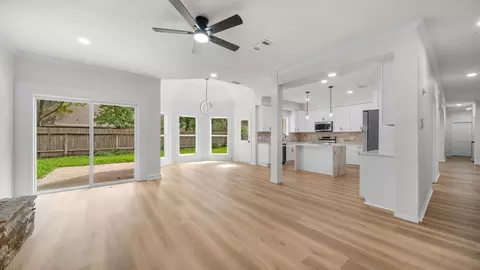 Living - 18 Windsor Dr, Conroe, TX 77304 photo 6 of 6