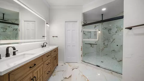 Bath - 18 Windsor Dr, Conroe, TX 77304 photo 3 of 5