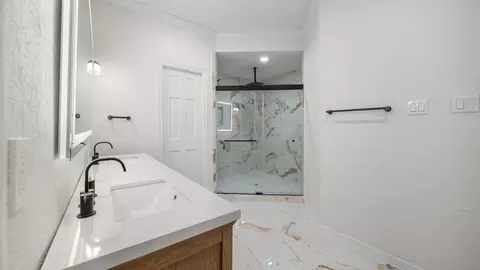 Bath - 18 Windsor Dr, Conroe, TX 77304 photo 2 of 5