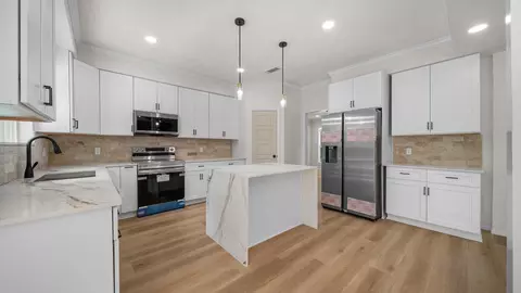 Kitchen - 18 Windsor Dr, Conroe, TX 77304 photo 1 of 3