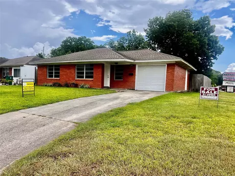 2102 Blueberry Ln, Pasadena, TX 77502