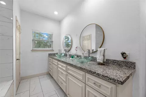 Bath - 2233 Hoss Ct, Conroe, TX 77306 photo 2 of 5