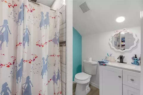 Bath - 2233 Hoss Ct, Conroe, TX 77306 photo 5 of 5