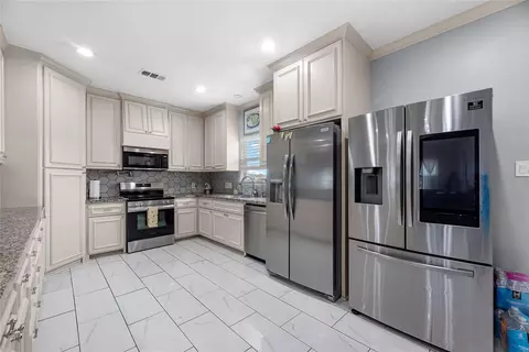 Kitchen - 2233 Hoss Ct, Conroe, TX 77306 photo 2 of 2